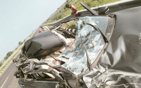 बुंदेलखंड एक्सप्रेसवे पर मर्सिडीज़ कार हादसा: चार लोग गंभीर रूप से घायल