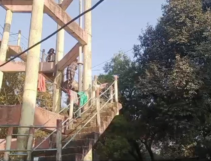 पानी की टंकी पर चढ़ी दो युवतियां: पुलिस पर पक्षपात का आरोप, विभागीय जांच शुरू