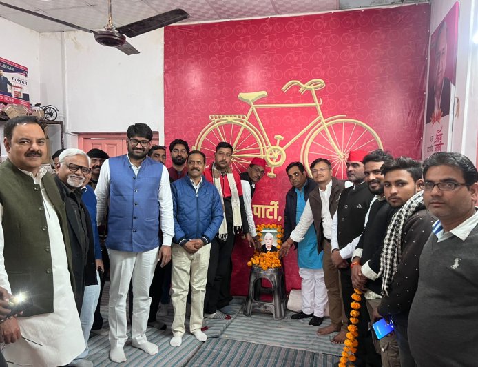 पूर्व प्रधानमंत्री माननीय चौधरी चरण सिंह जी की 122 बी जयंती मनाई गई  झांसी,