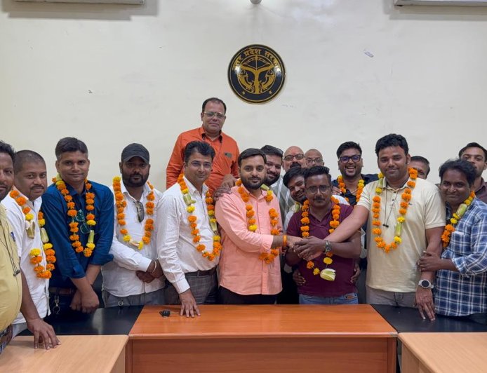 आज दूसरे संगठन से क़रीब दो दर्जन पत्रकार साथियों ने इलेक्ट्रॉनिक मीडिया क्लब की सदस्यता और पदभार ग्रहण किया